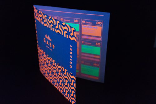 Mit Neontoner bedrucktes Programmheft unter UV-Licht 