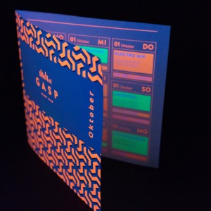 Folleto del programa impreso con tóner de neón bajo luz ultravioleta