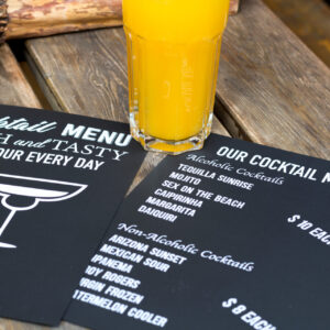 Cocktailkarte mit weißem Toner auf schwarzem Papier Neondruck auf schwarzem Papier