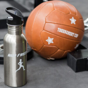 Aluminiumflasche und Lederball mit weißem Druck durch Tonertransfer