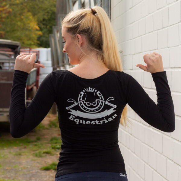 Equestrian-girl-mit-Weiß-bedrucktem-Shirt