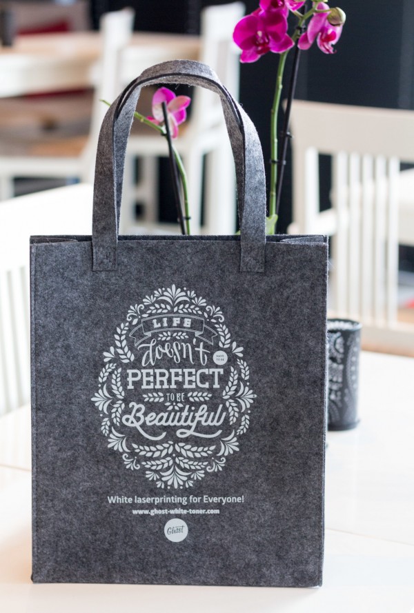 Felt bag with wihte printed lettering