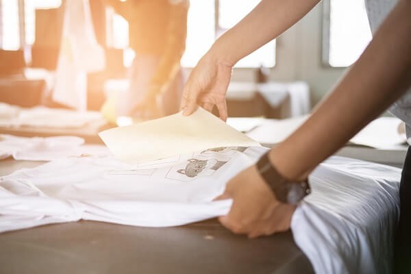 Frau zieht Folie von bedrucktem T-Shirt