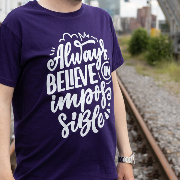 lila T-shirt mit weißem Druck