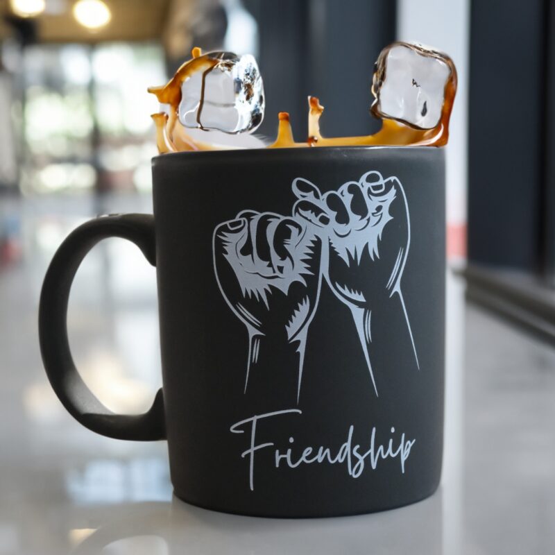 schwarze Tasse mit Weißdruck