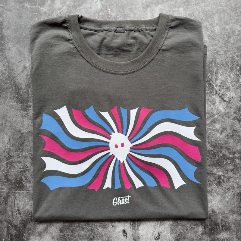 graues Shirt mit Weiß und Farbe bedruckt
